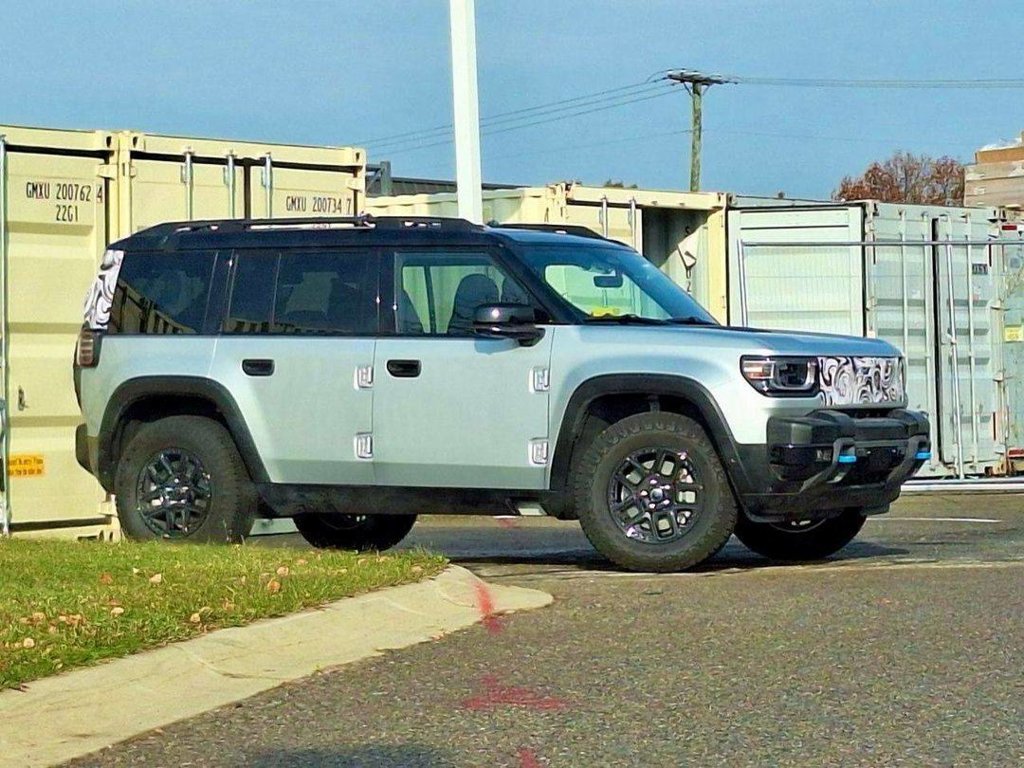 2025 Jeep Recon EV SUV spy photo.jpg