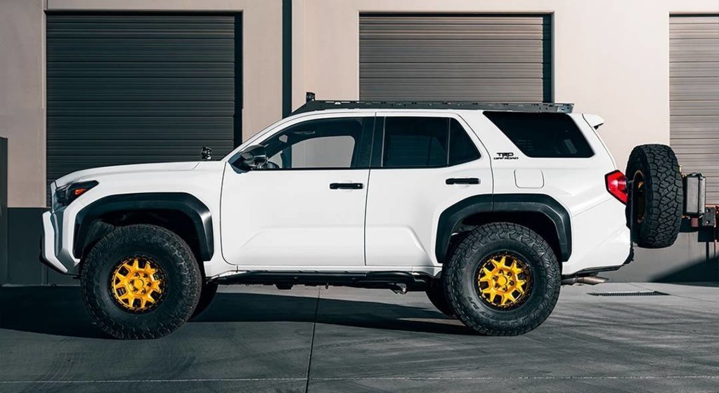 designs-gold-wheels-lift-kit-35-22-tires_af9c87df8c7dd9e34187d6561e9bc4534ae42571.jpg