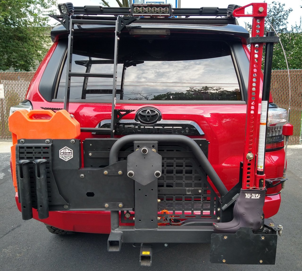 Swing away tire carrier pic 1.jpg